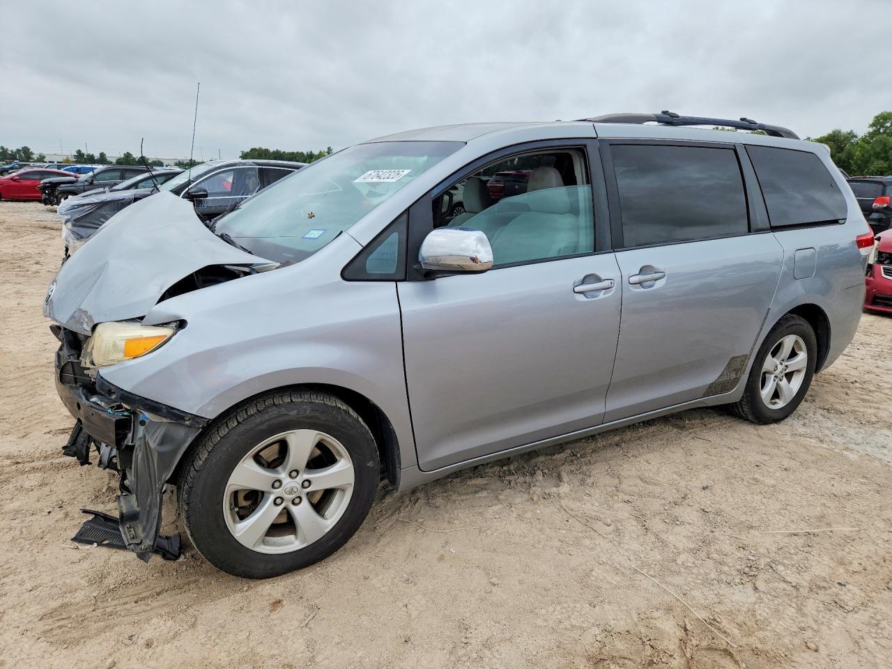 2011 TOYOTA SIENNA