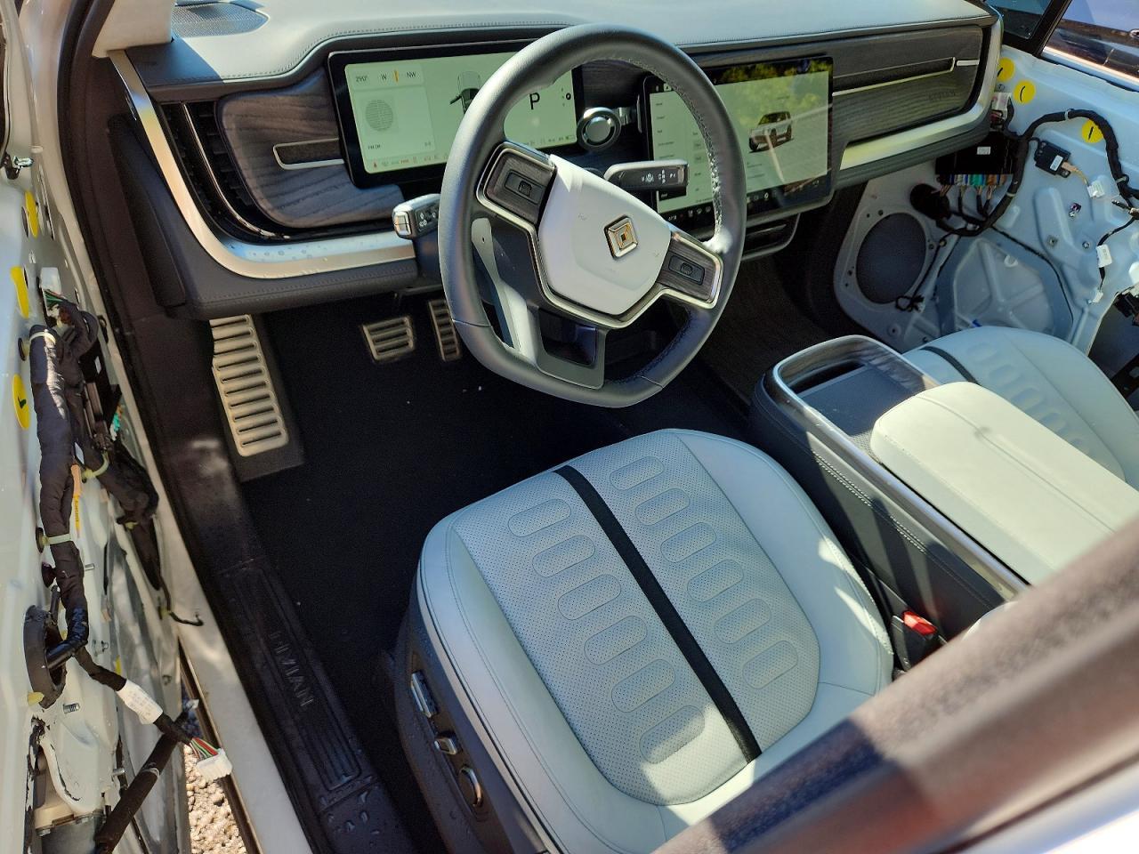 2023 RIVIAN R1s