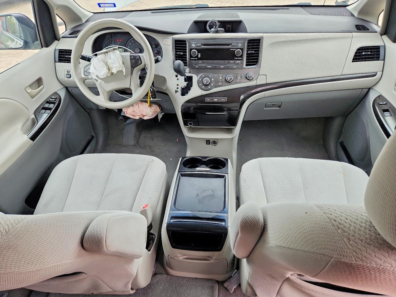 2011 TOYOTA SIENNA