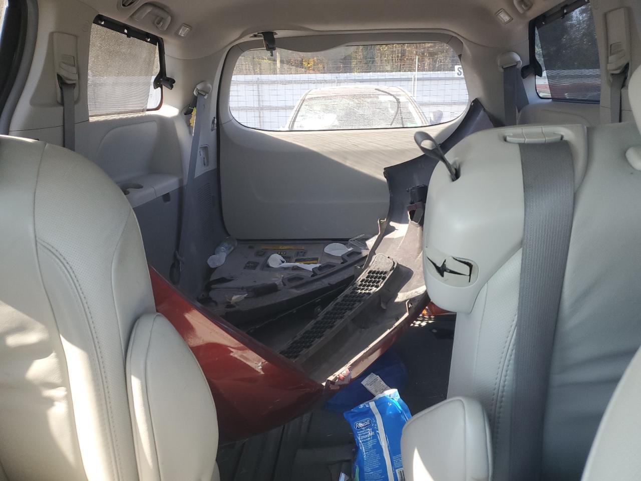2011 TOYOTA SIENNA