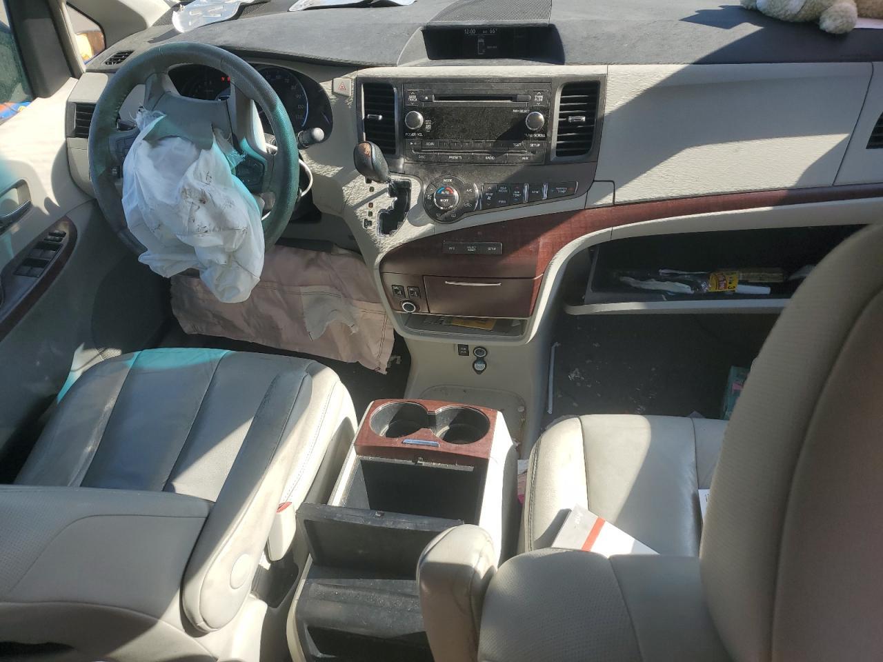 2011 TOYOTA SIENNA