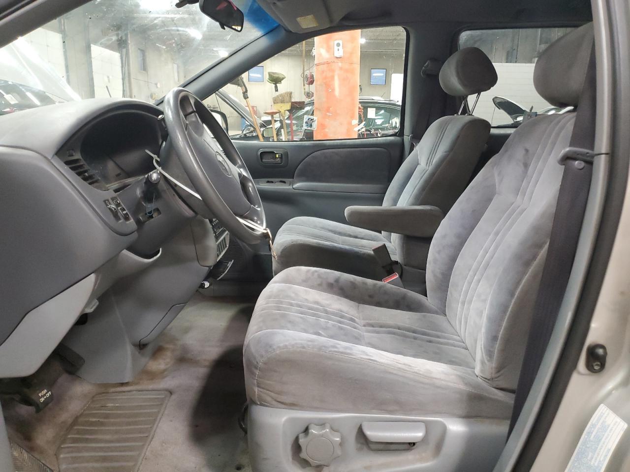 2002 TOYOTA SIENNA