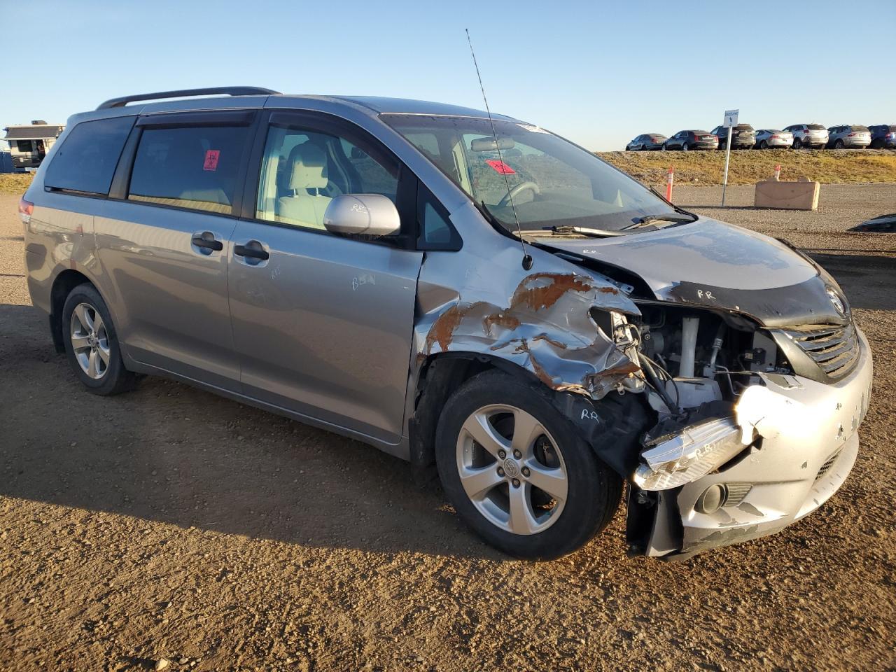 2011 TOYOTA SIENNA
