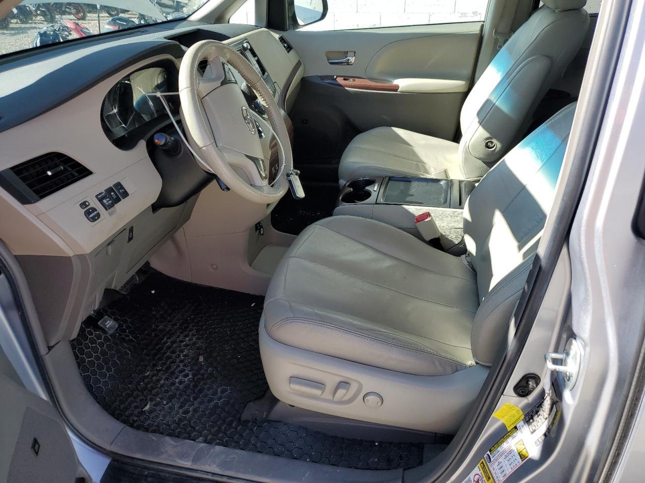 2011 TOYOTA SIENNA