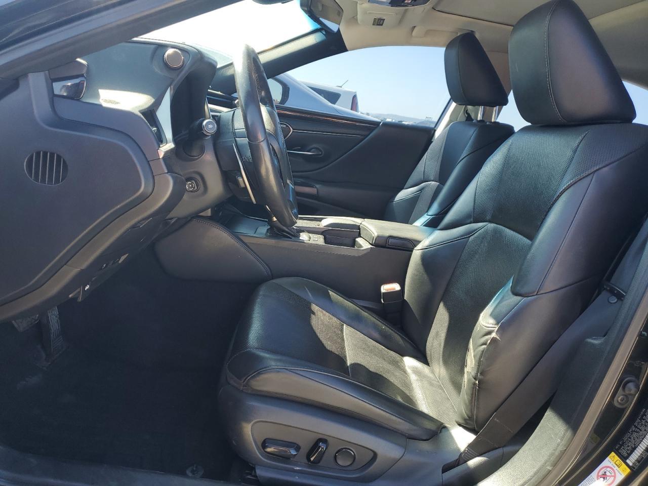 2019 LEXUS Es