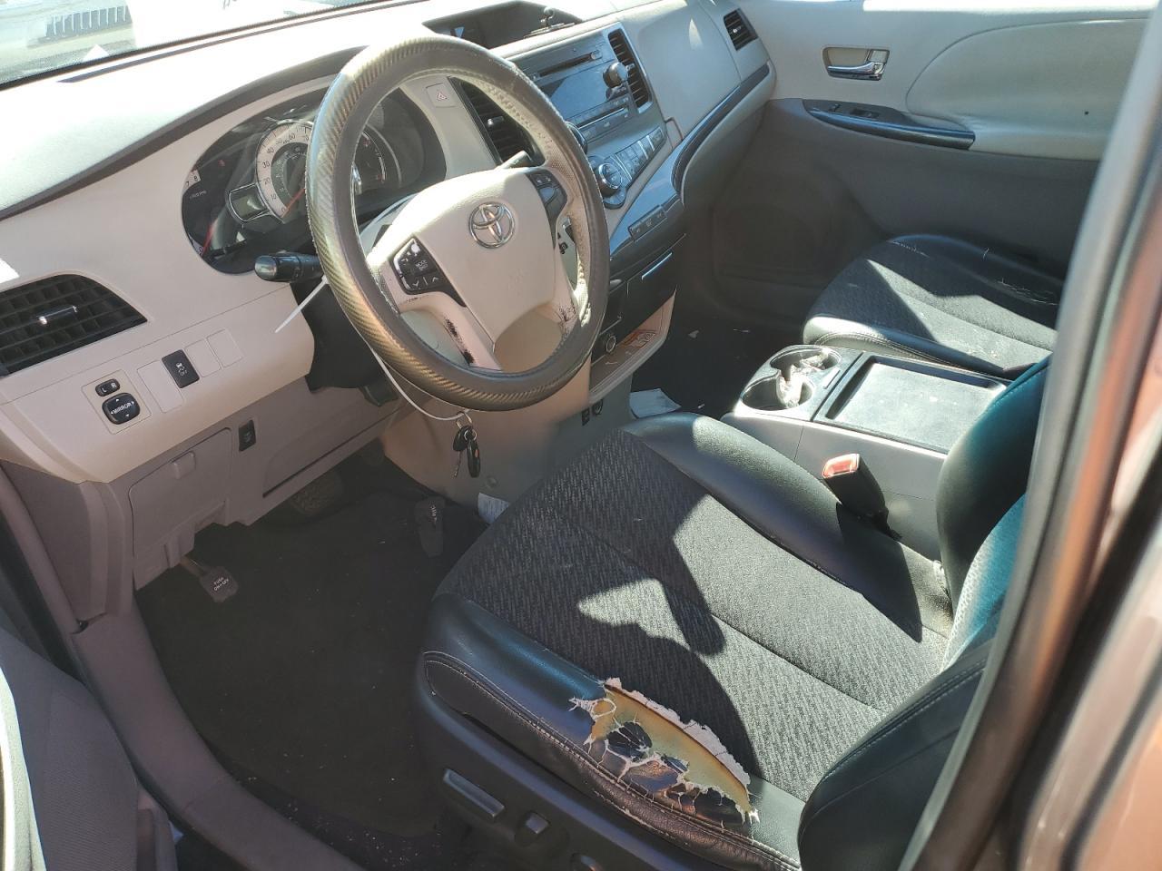 2011 TOYOTA SIENNA