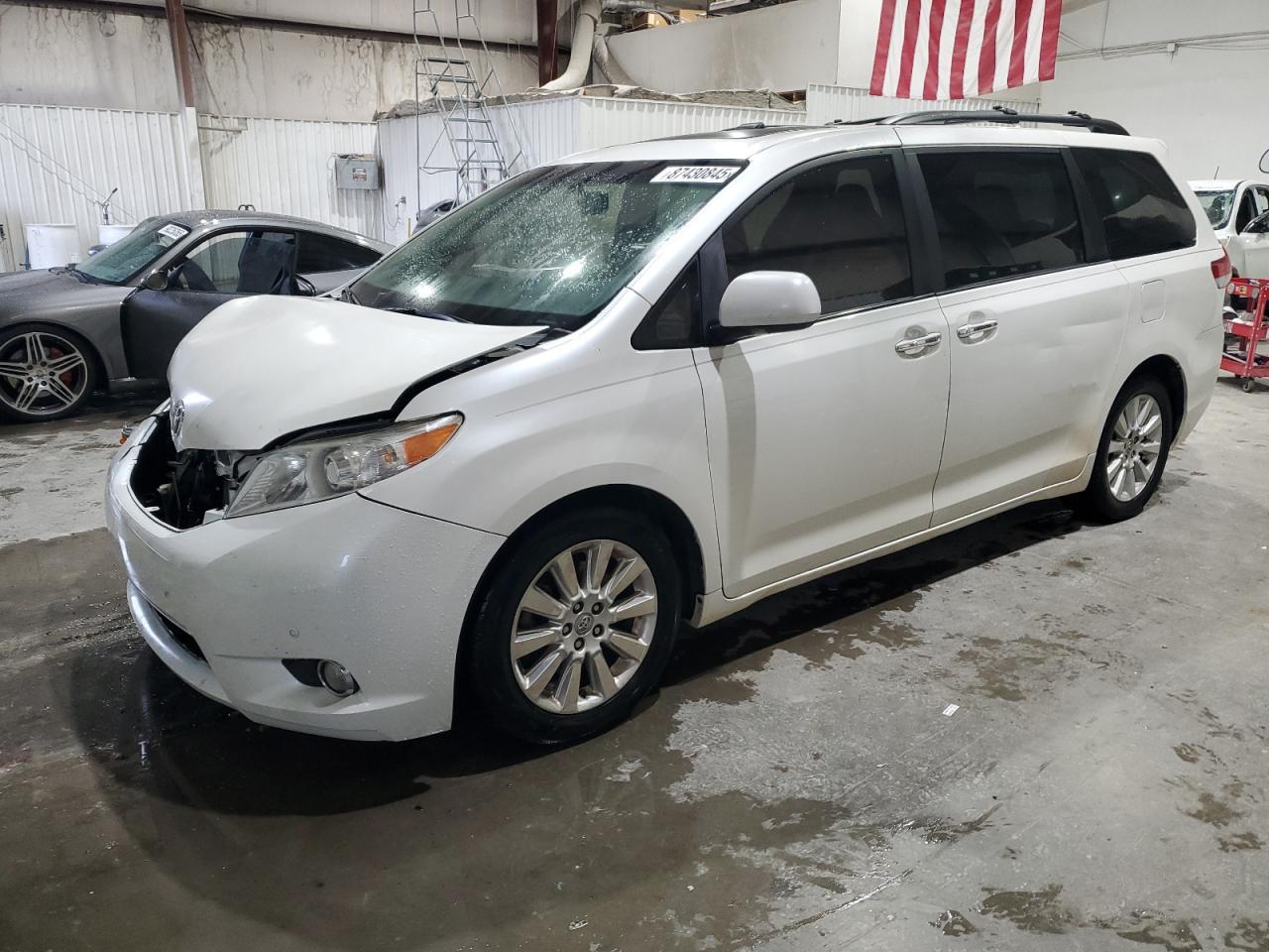2011 TOYOTA SIENNA