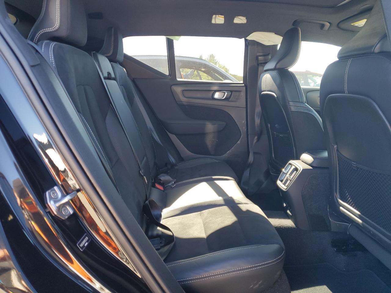 2021 VOLVO XC40