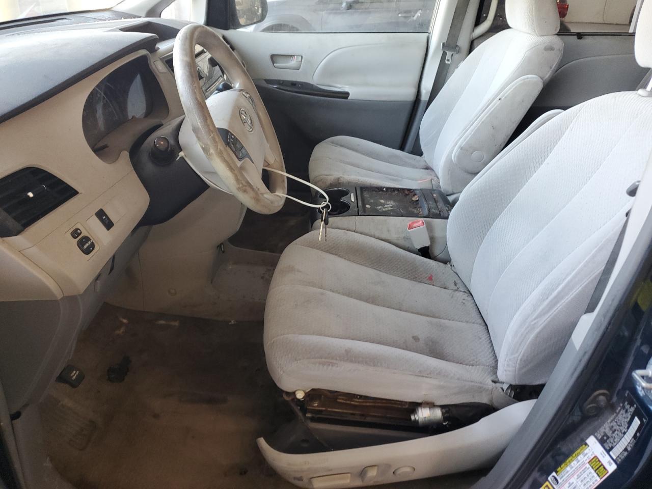 2011 TOYOTA SIENNA
