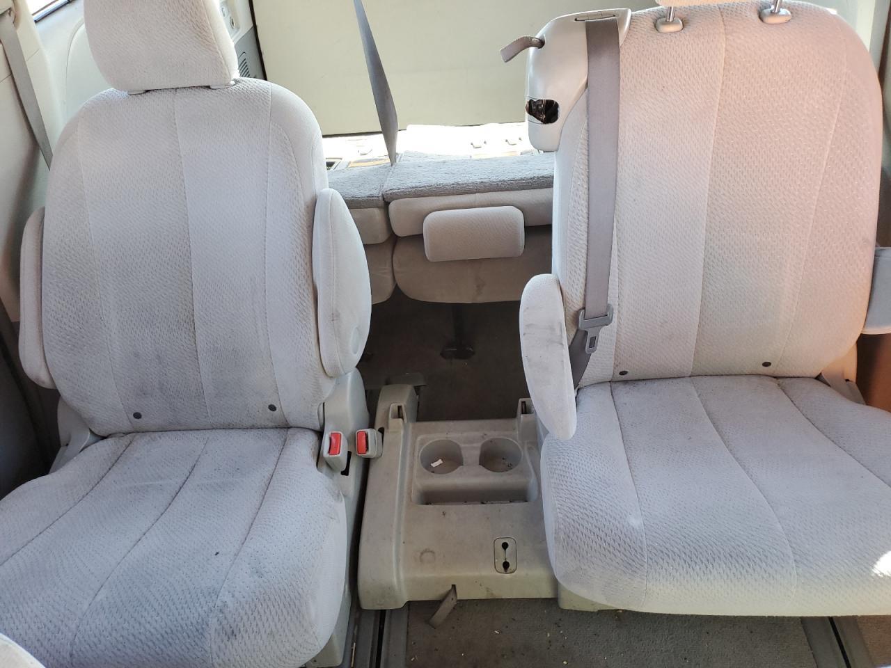 2011 TOYOTA SIENNA