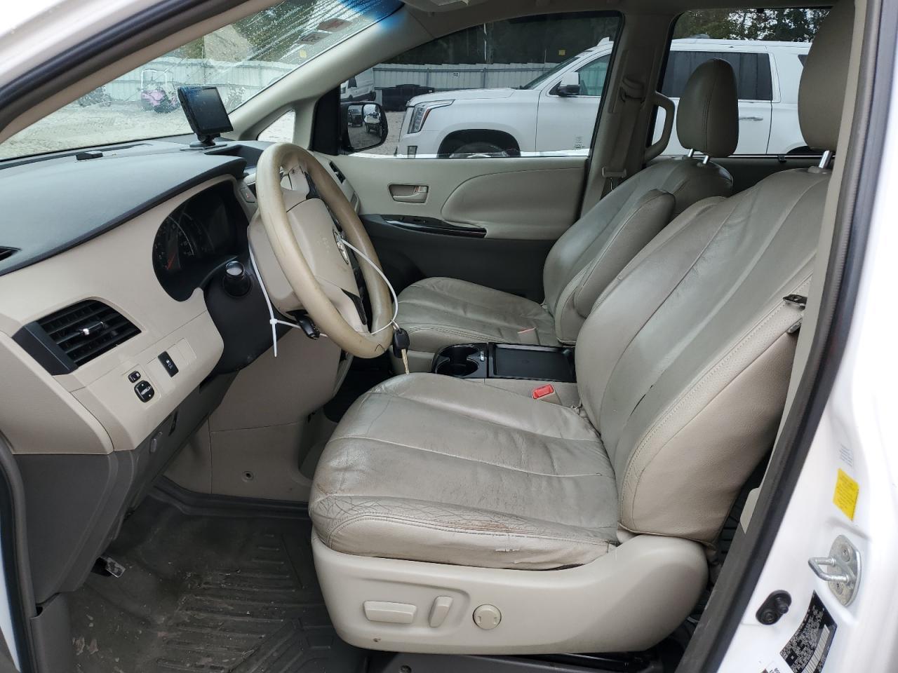 2011 TOYOTA SIENNA