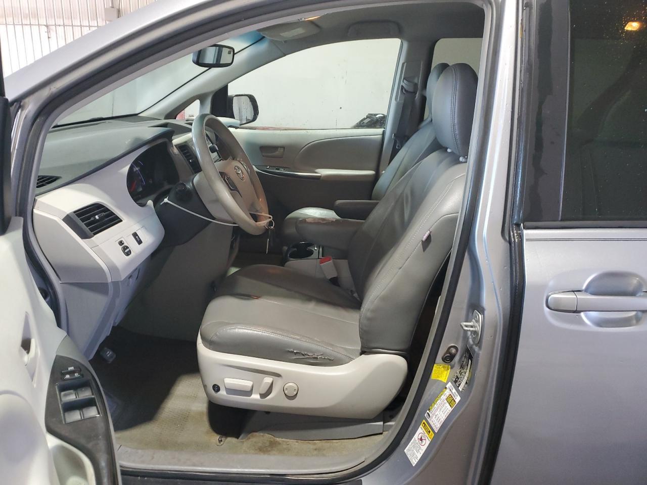2011 TOYOTA SIENNA