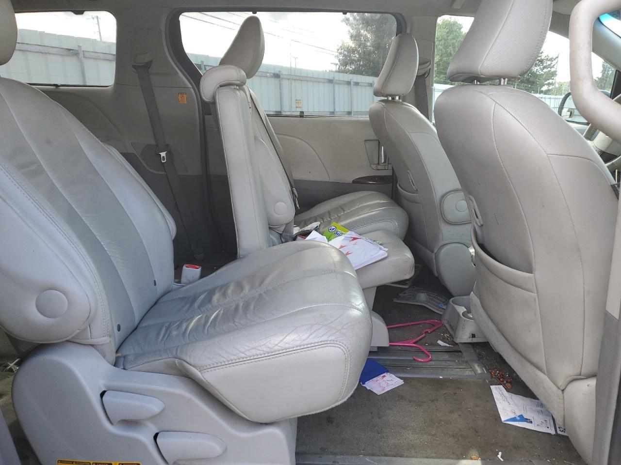2011 TOYOTA SIENNA