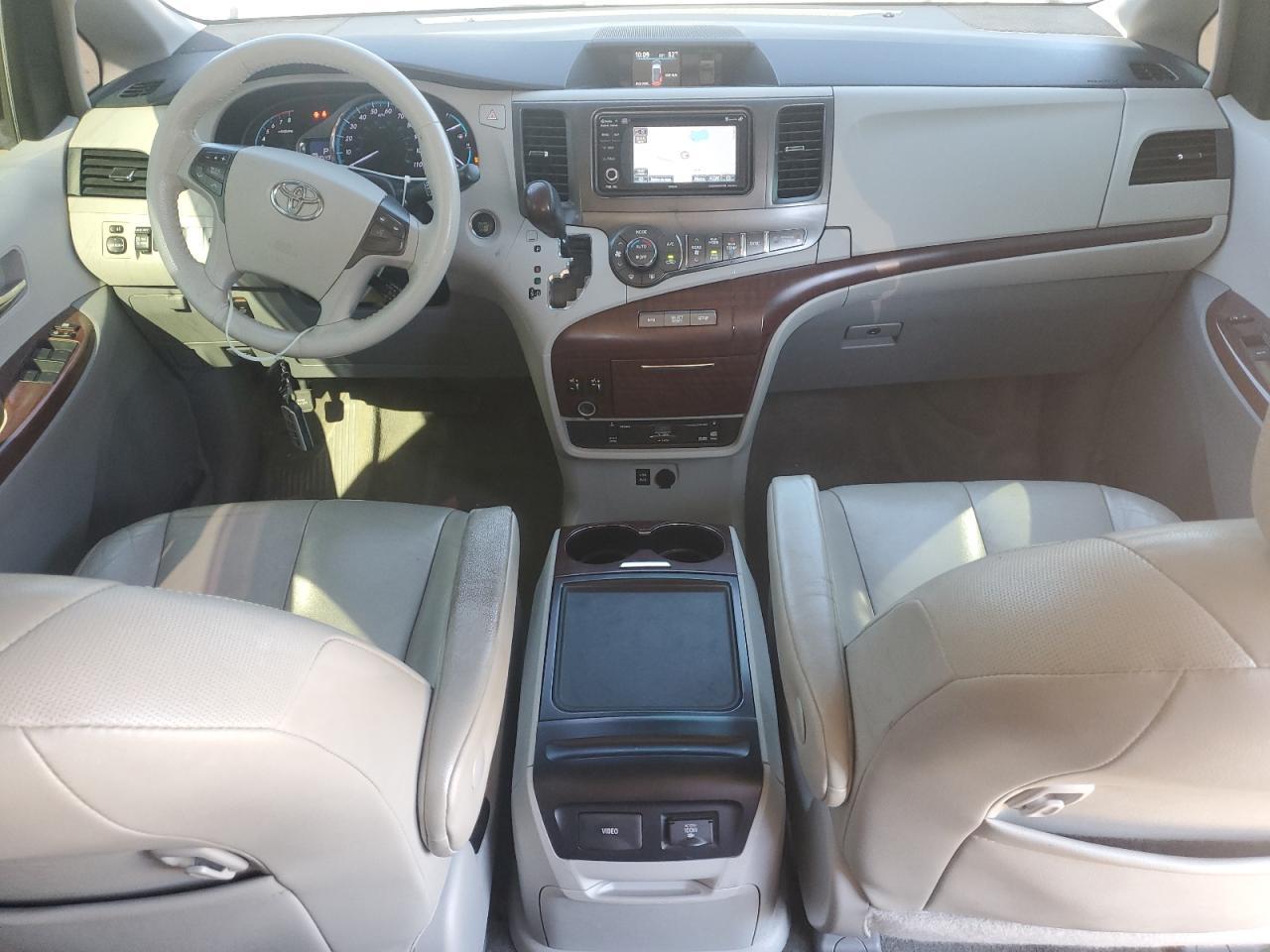 2013 TOYOTA SIENNA