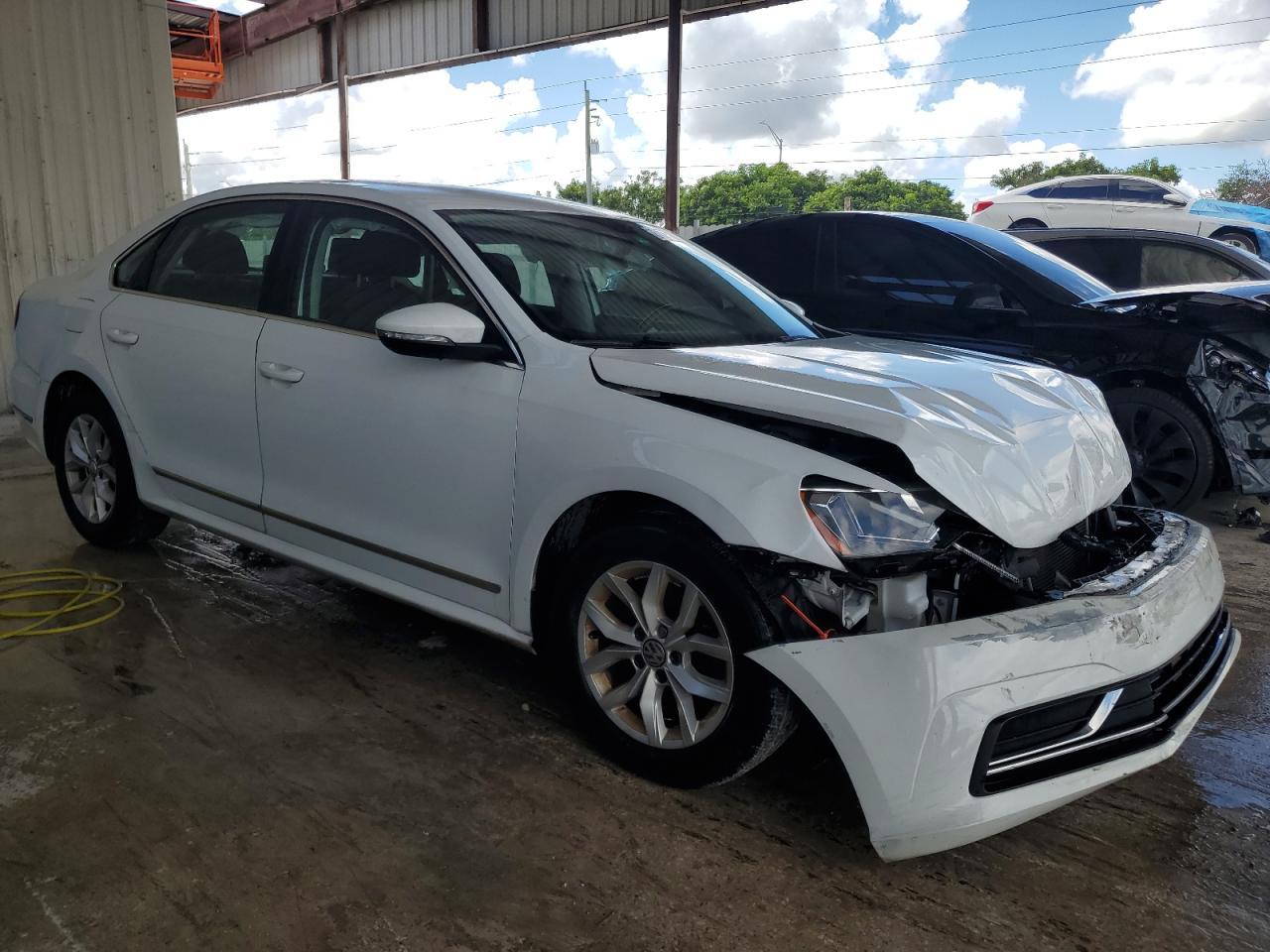2017 VOLKSWAGEN Passat