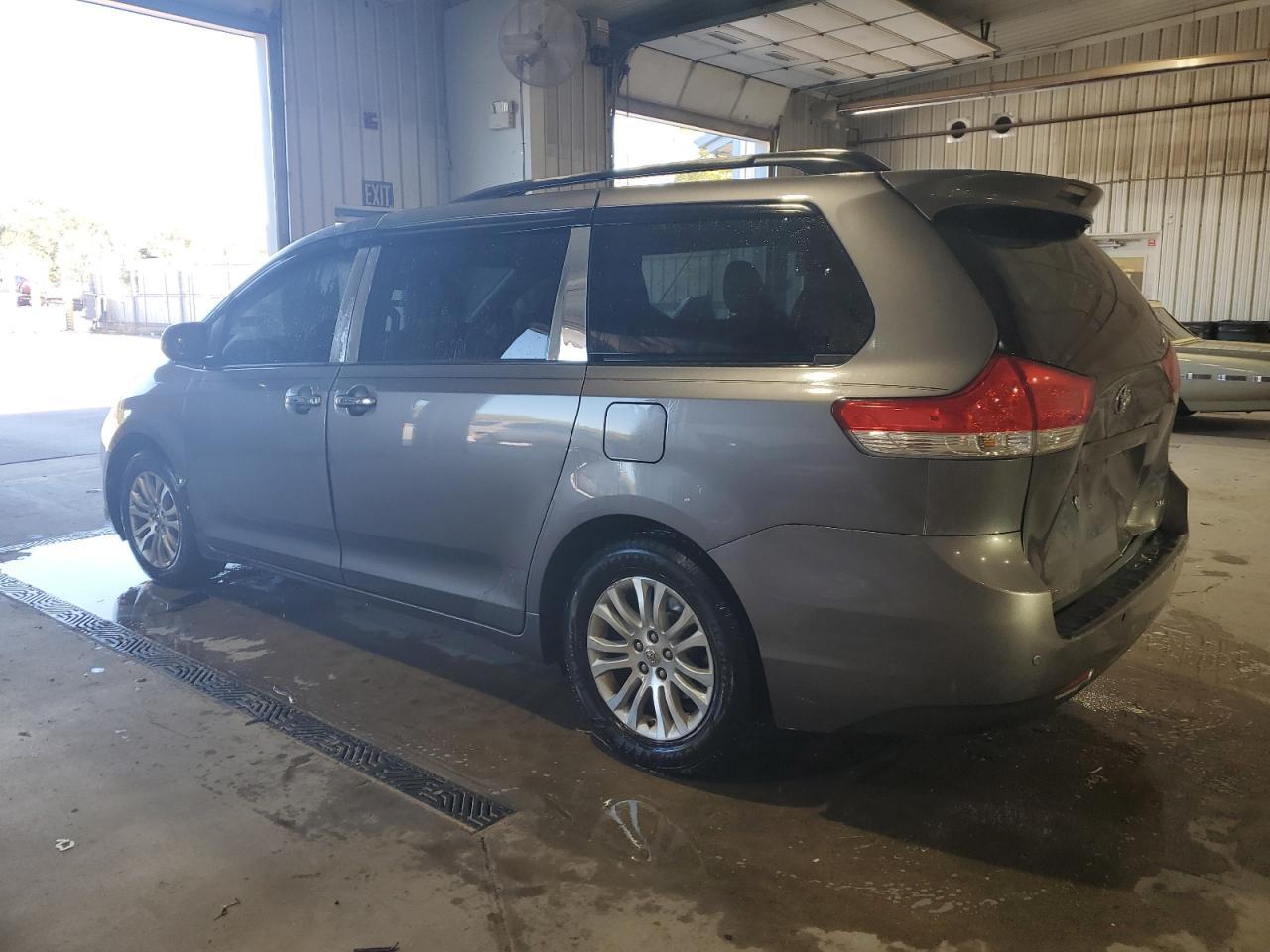 2013 TOYOTA SIENNA