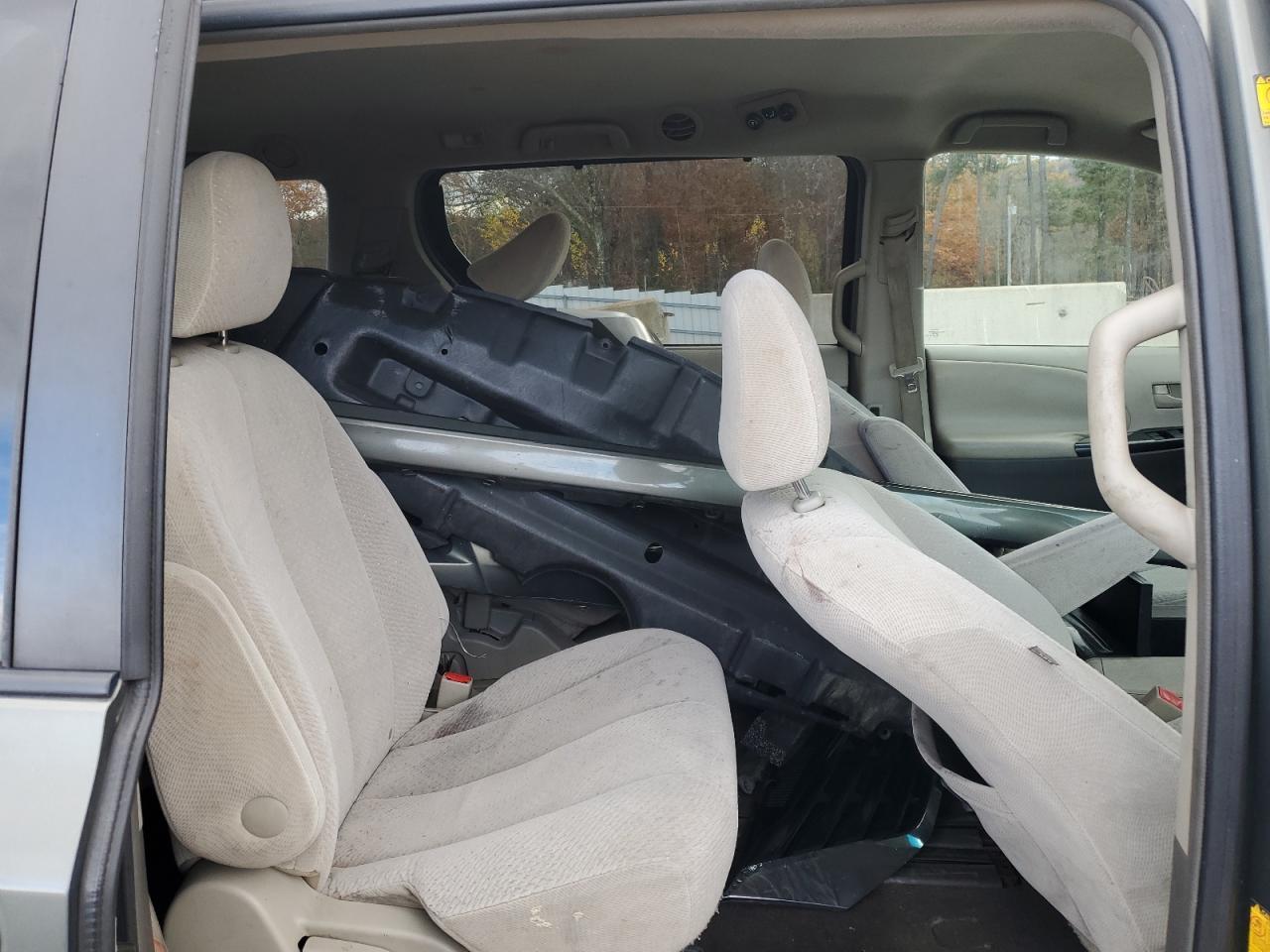 2011 TOYOTA SIENNA