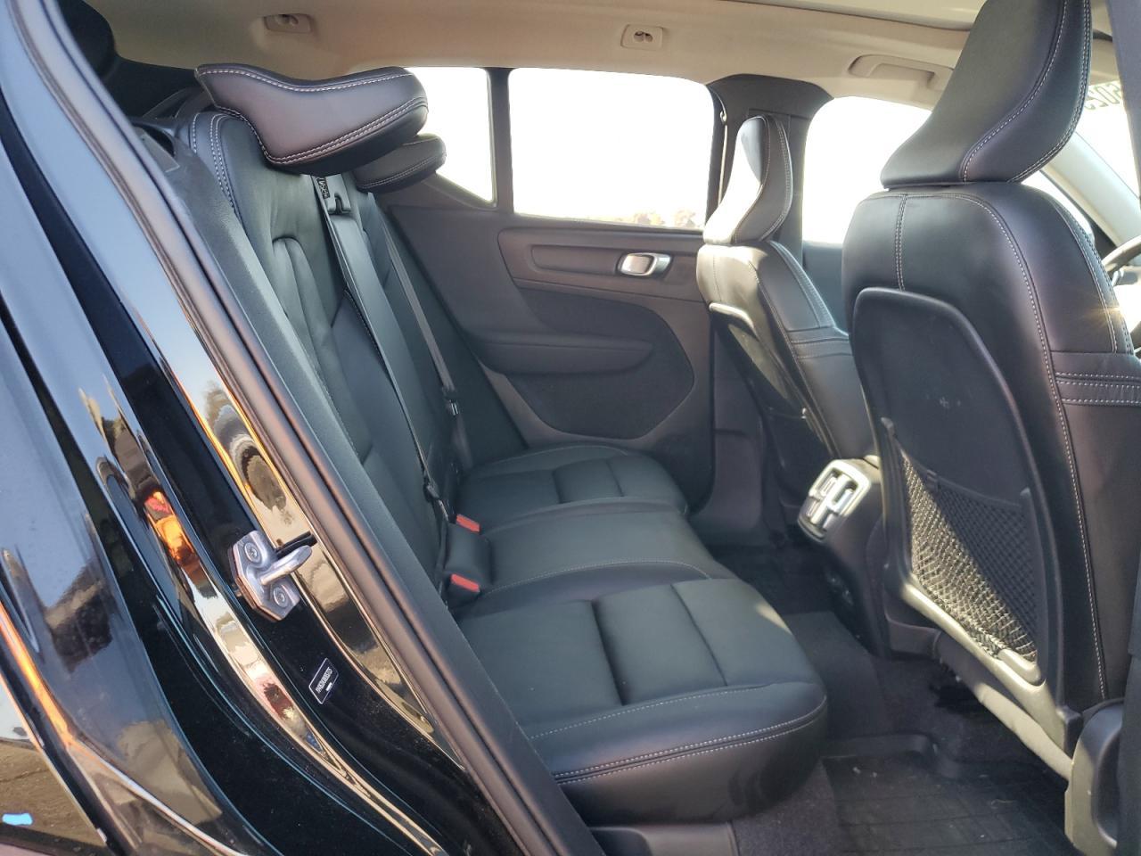 2022 VOLVO XC40