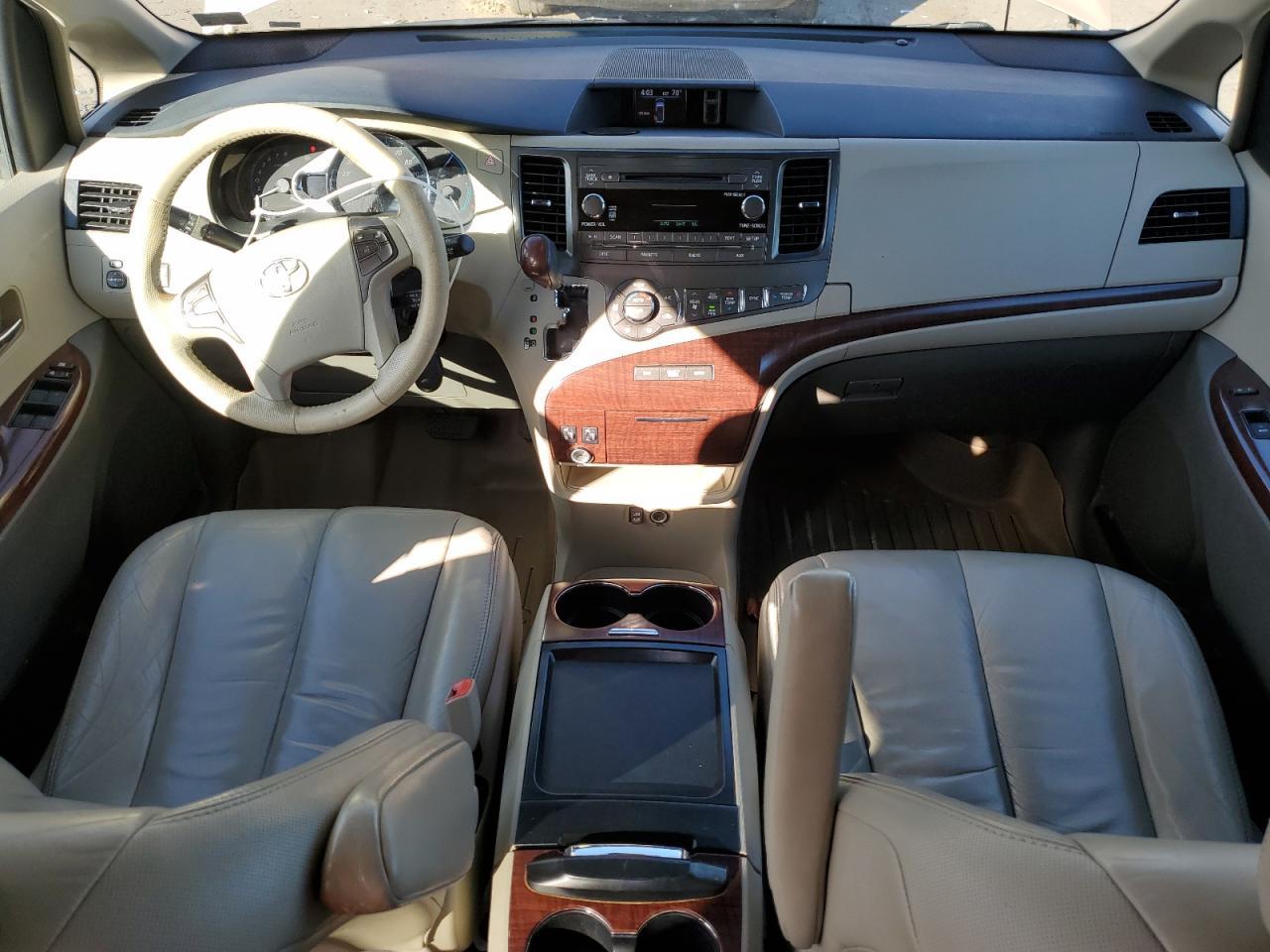 2011 TOYOTA SIENNA