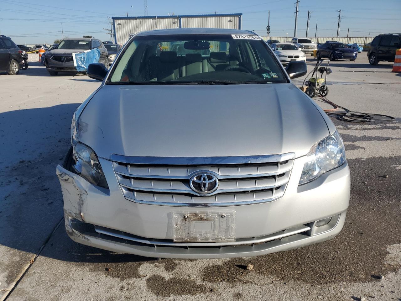 2005 TOYOTA Avalon