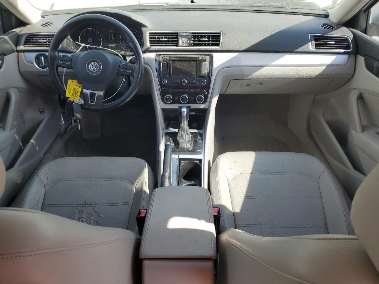 2012 VOLKSWAGEN Passat