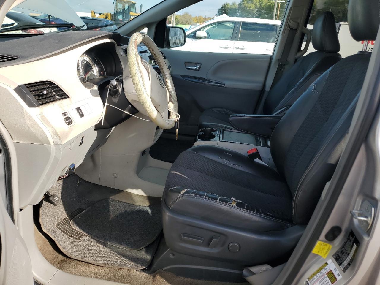 2011 TOYOTA SIENNA