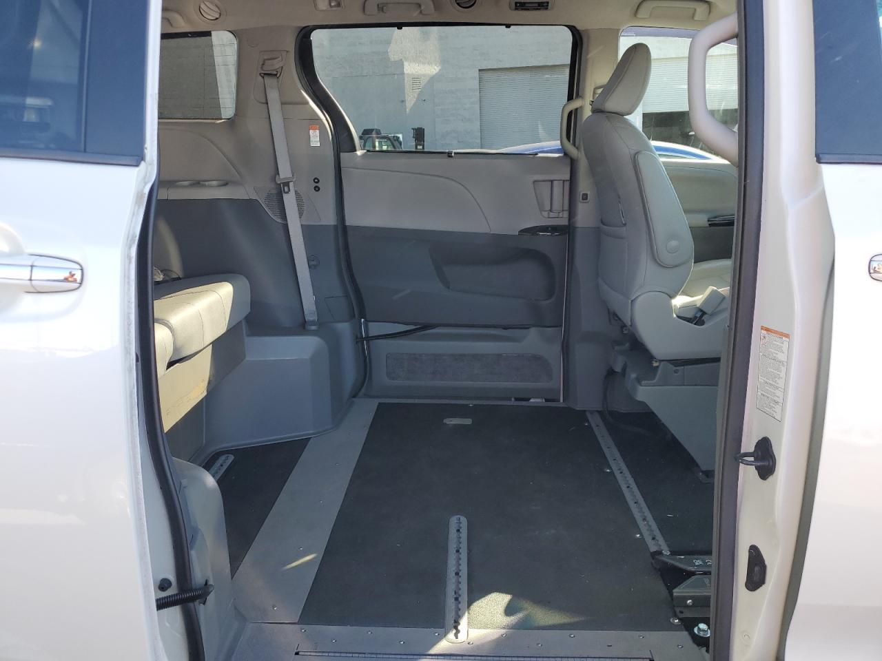 2017 TOYOTA SIENNA