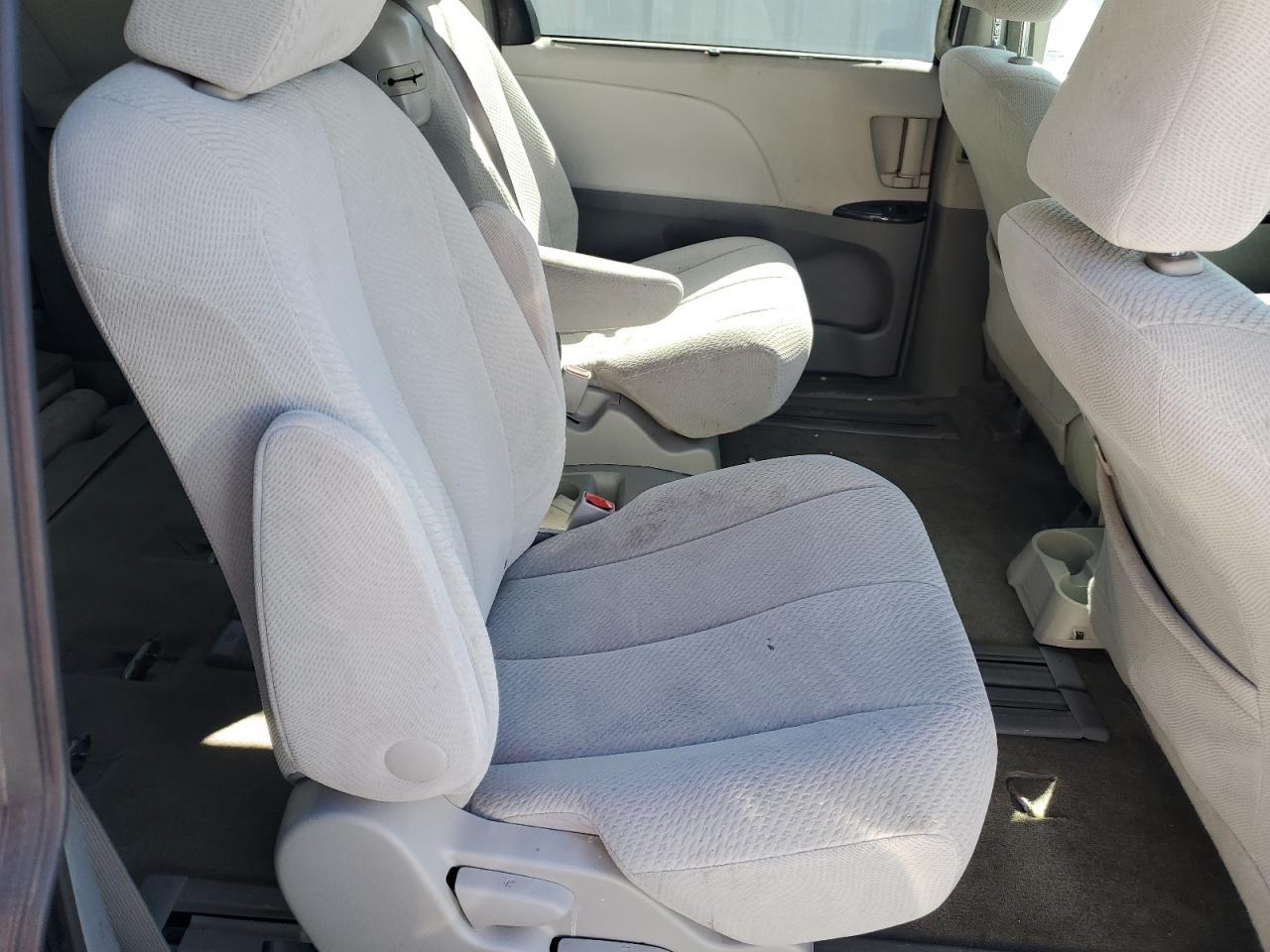2011 TOYOTA SIENNA
