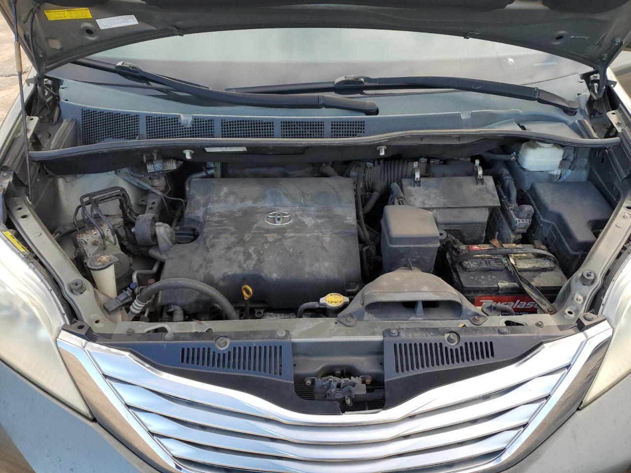 2011 TOYOTA SIENNA