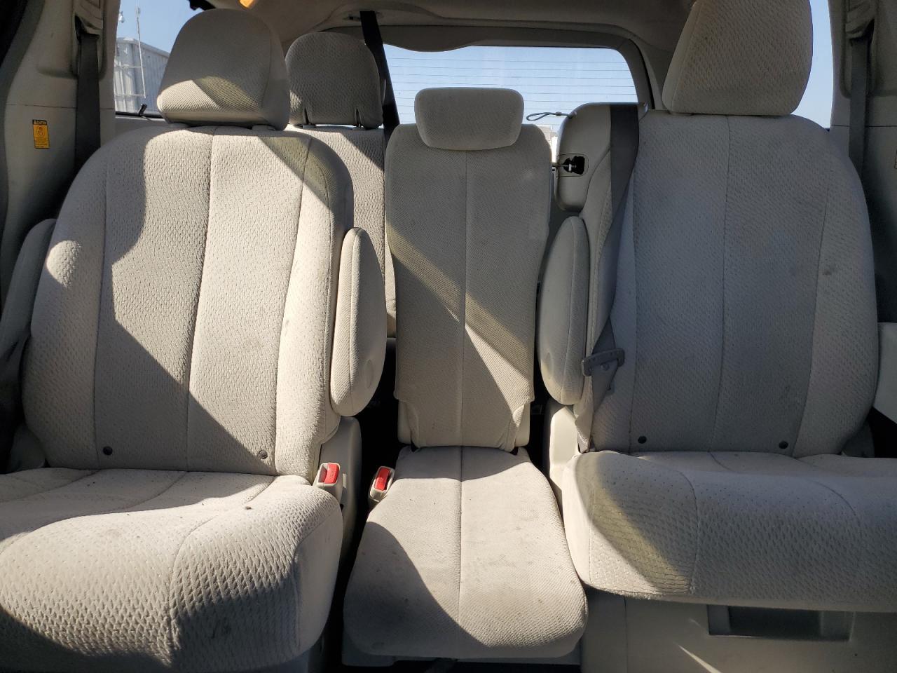 2011 TOYOTA SIENNA