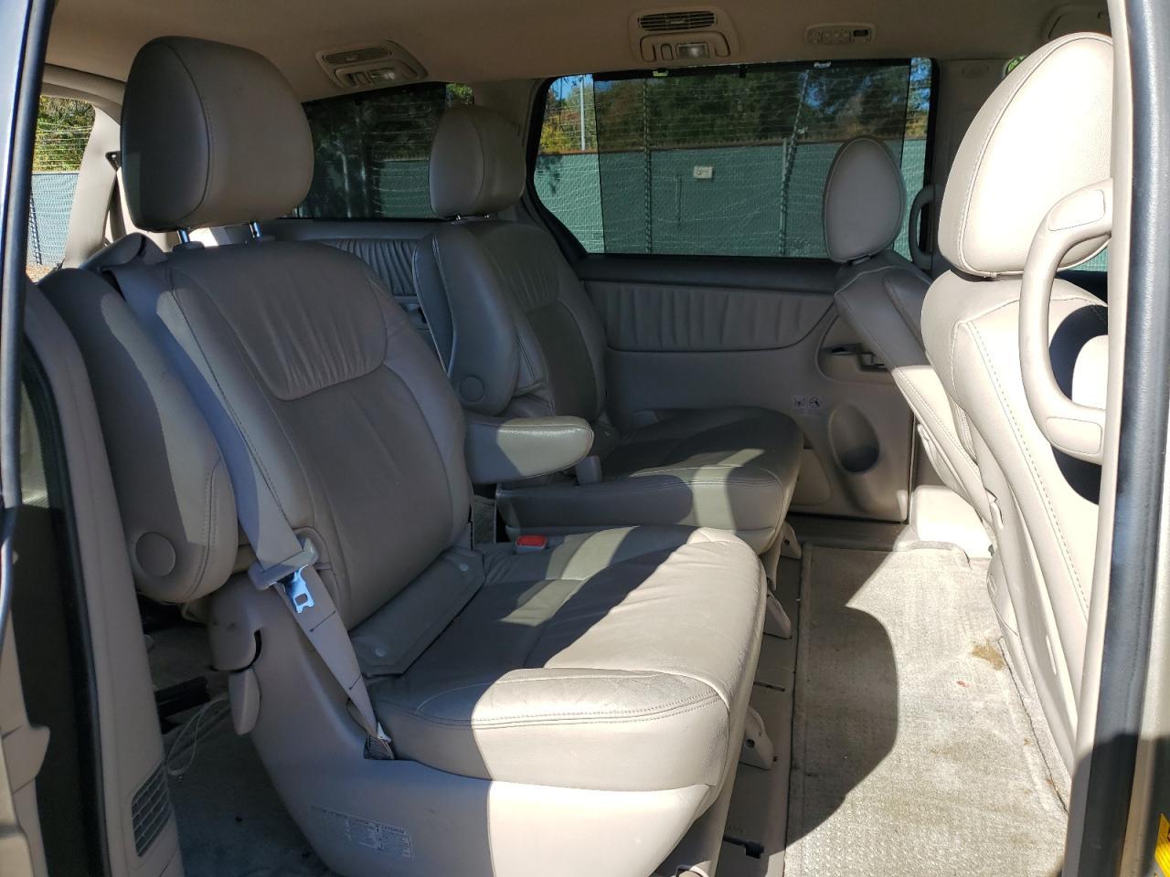 2010 TOYOTA SIENNA