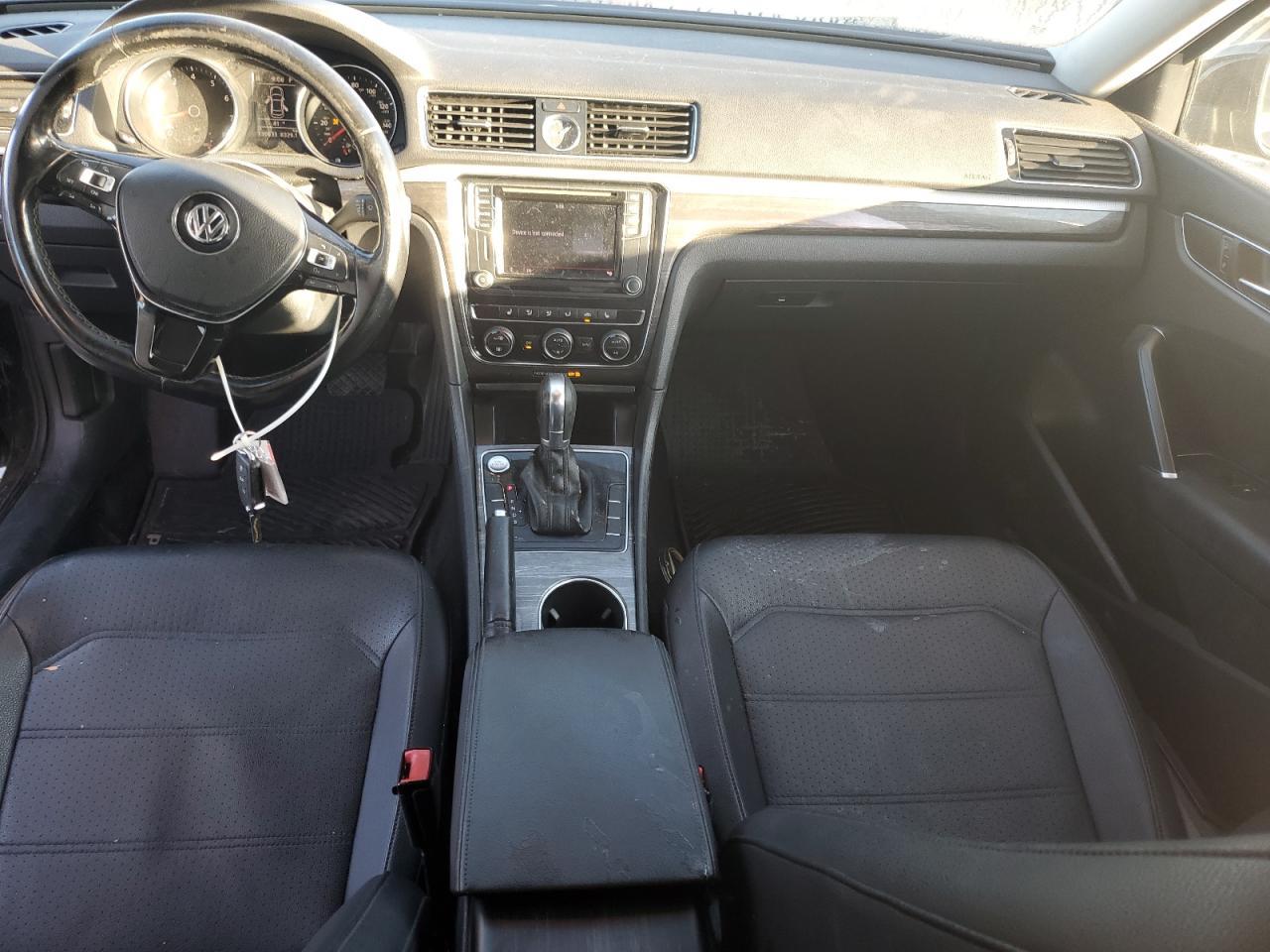 2017 VOLKSWAGEN Passat