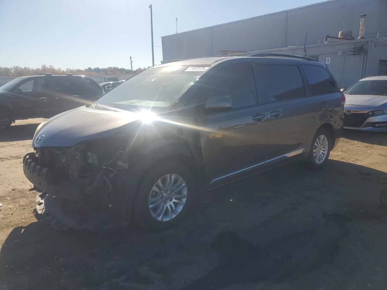 2011 TOYOTA SIENNA