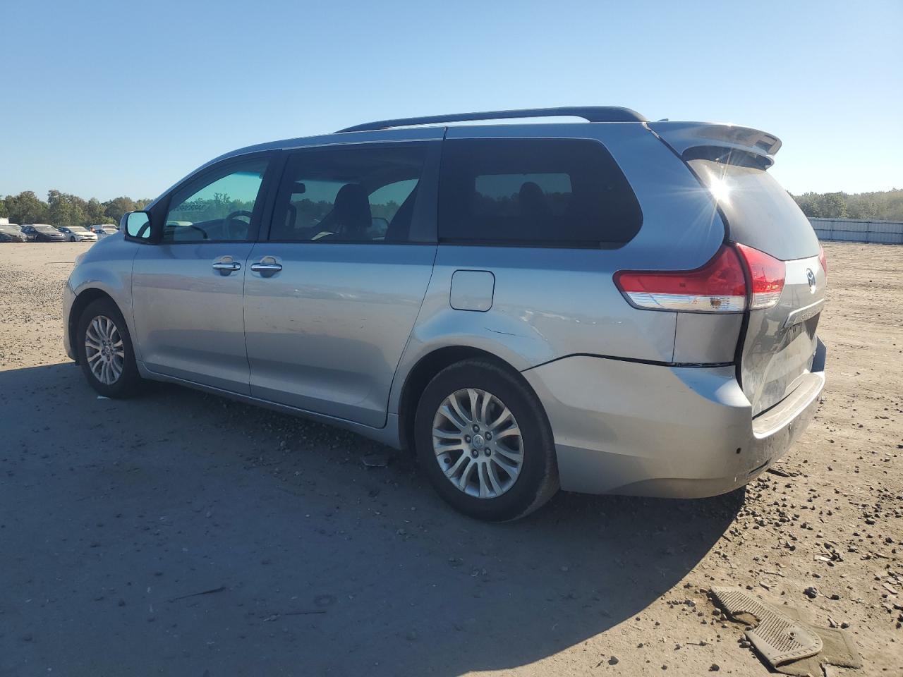 2011 TOYOTA SIENNA