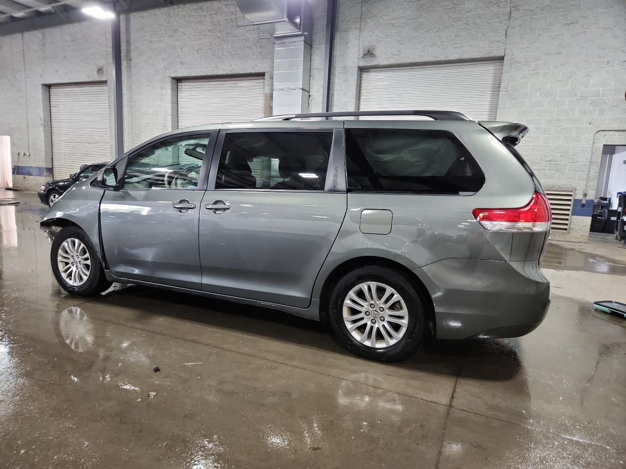 2014 TOYOTA SIENNA