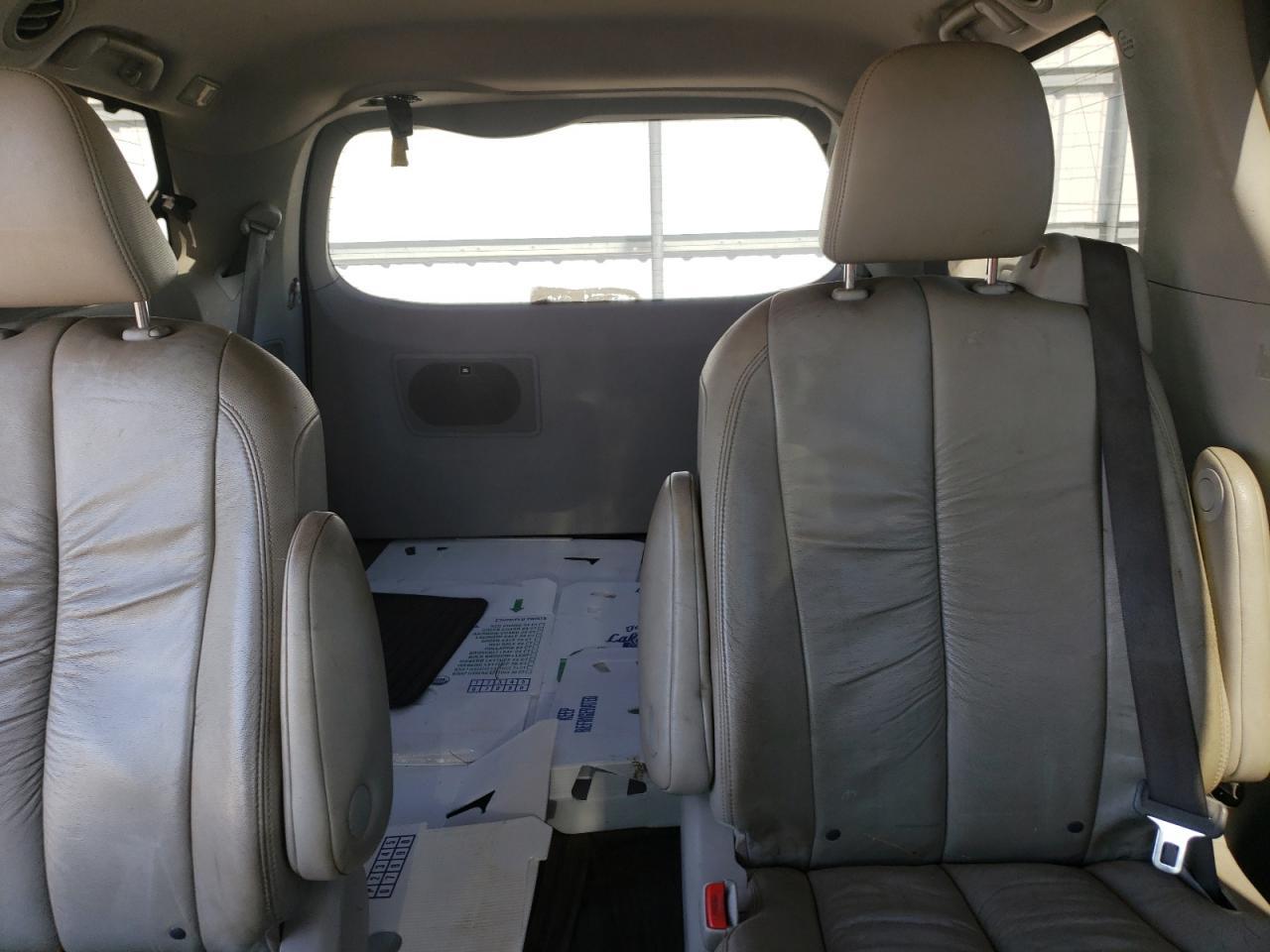 2011 TOYOTA SIENNA
