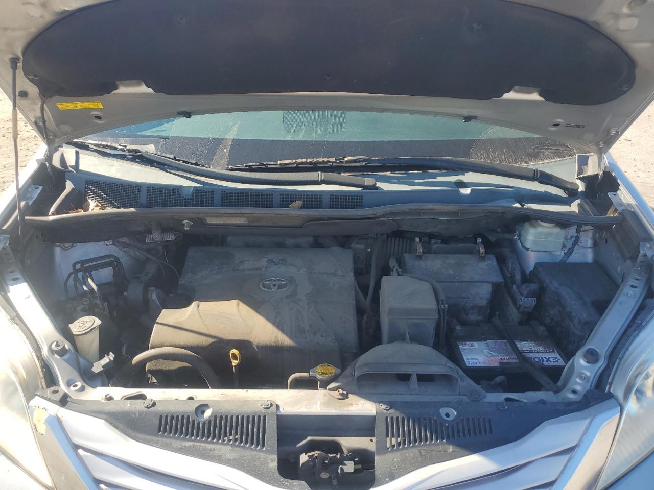 2011 TOYOTA SIENNA