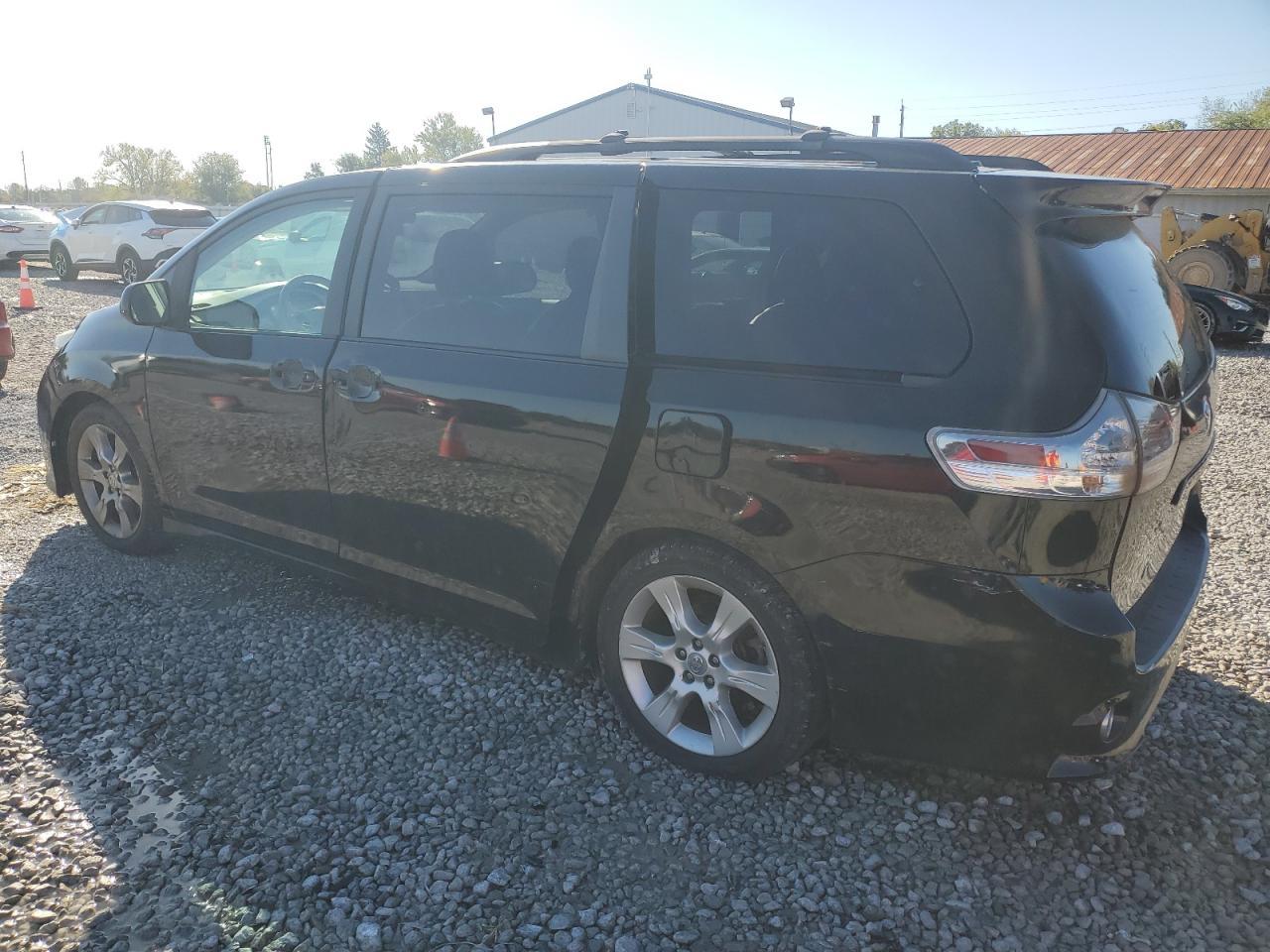 2011 TOYOTA SIENNA