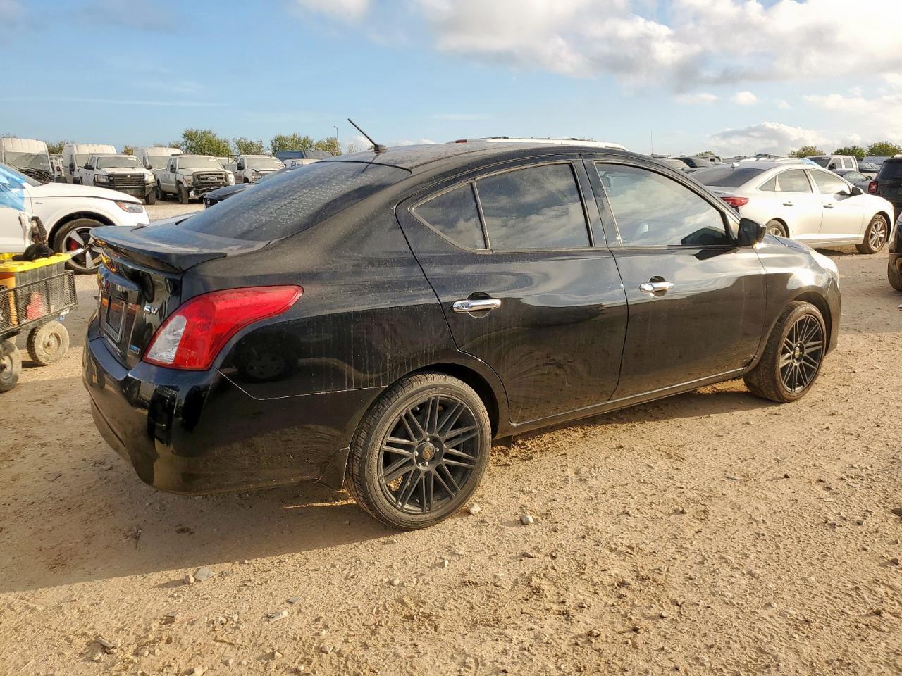 2016 NISSAN VERSA