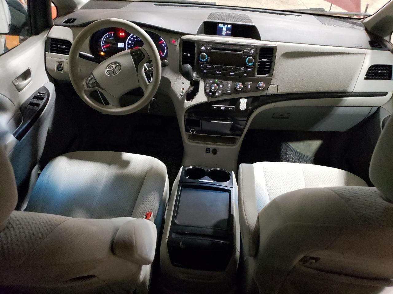2011 TOYOTA SIENNA