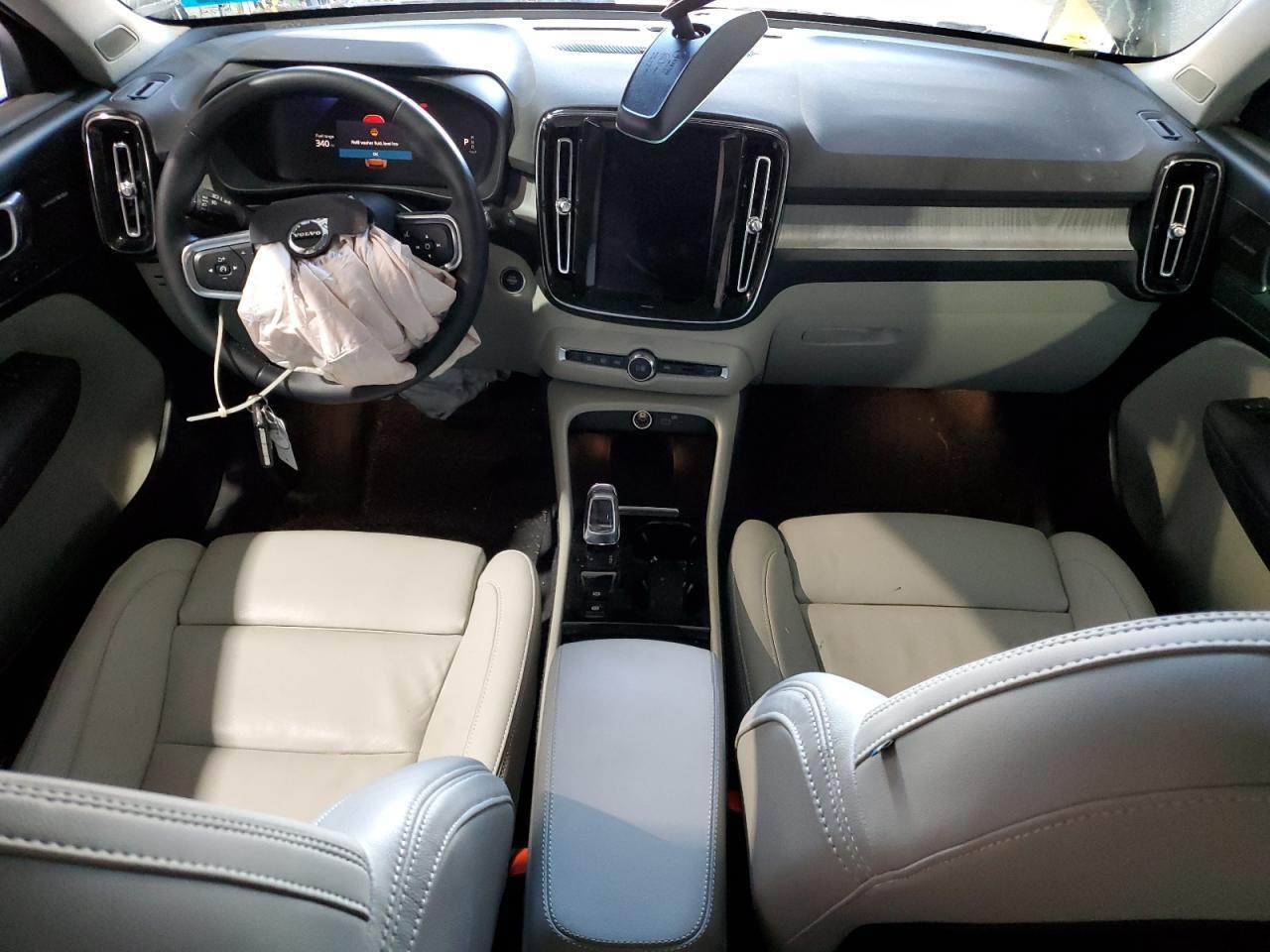 2025 VOLVO XC40