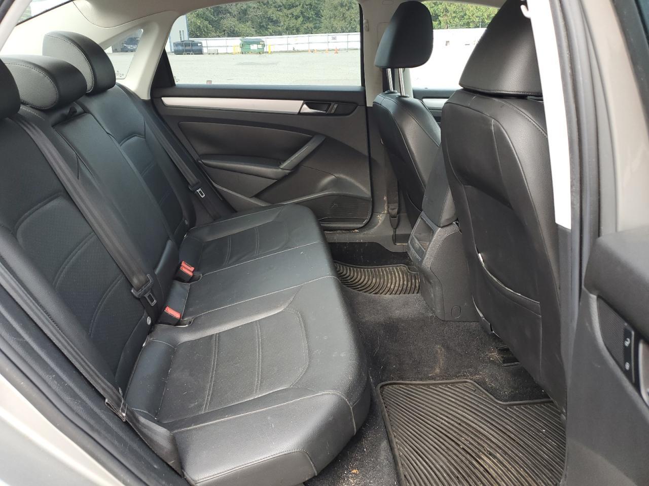 2012 VOLKSWAGEN Passat