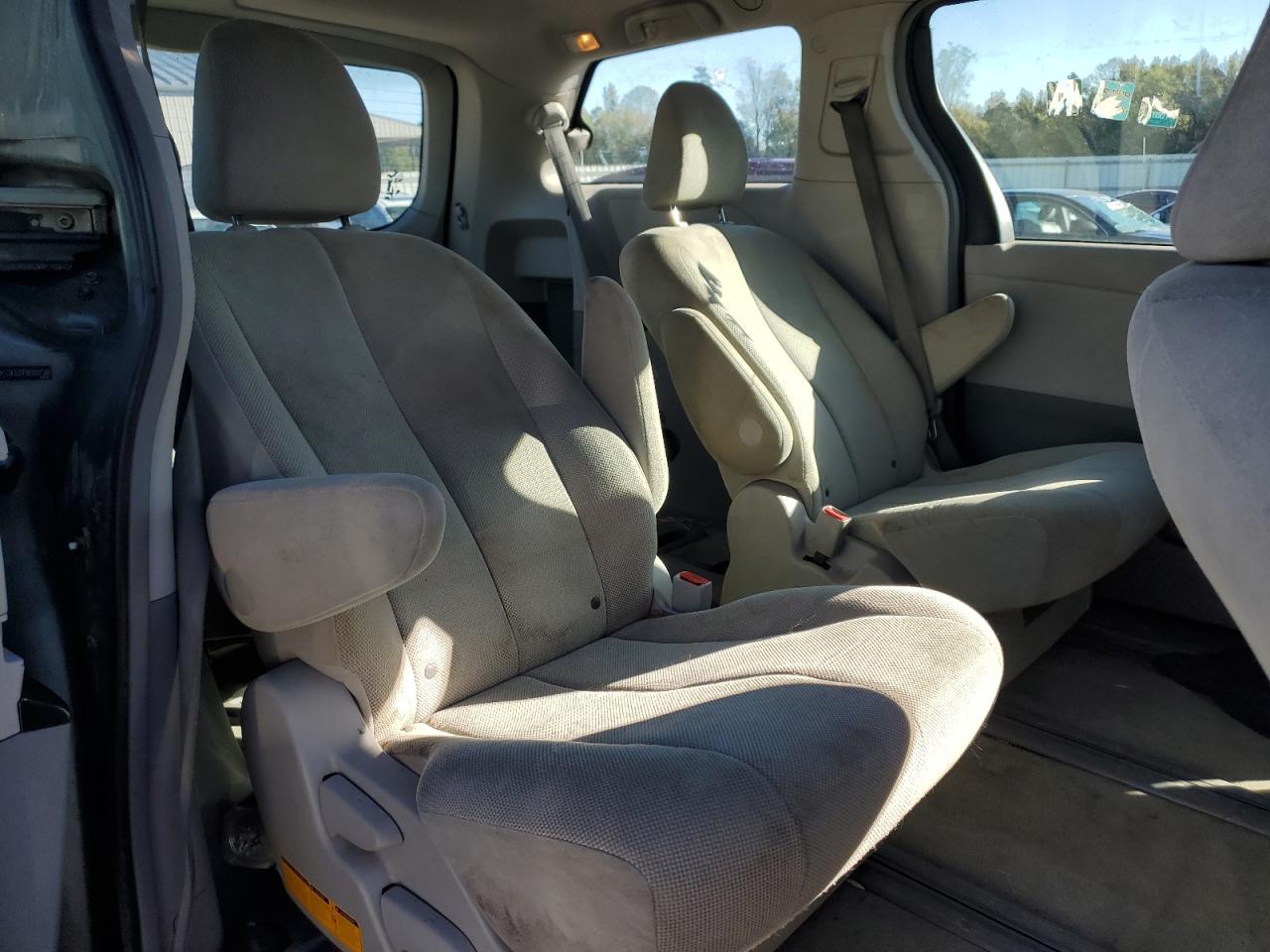 2011 TOYOTA SIENNA