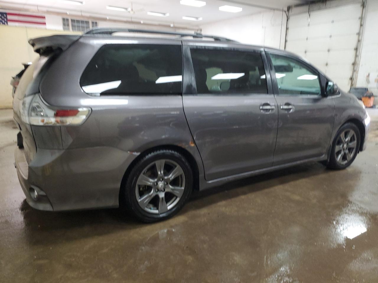 2017 TOYOTA SIENNA
