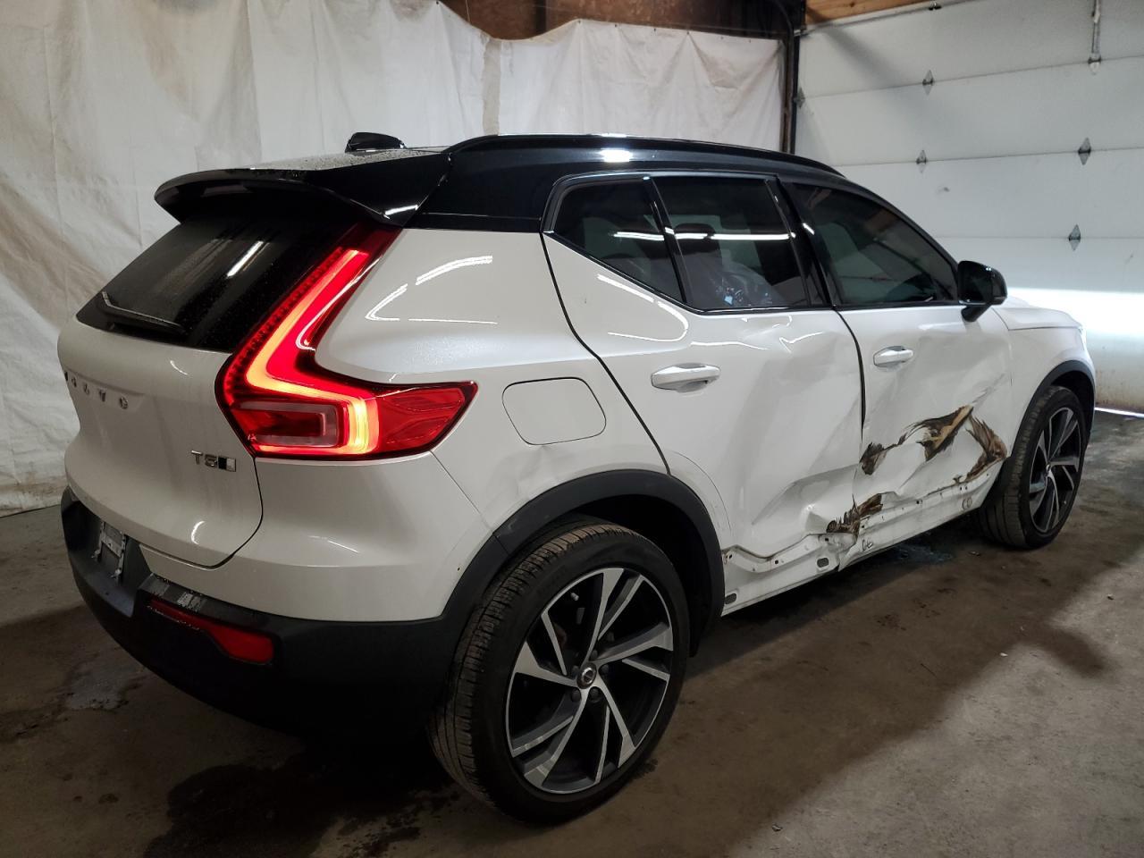 2021 VOLVO XC40