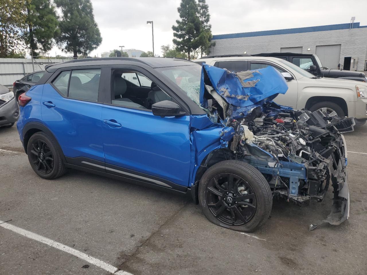 2024 NISSAN KICKS