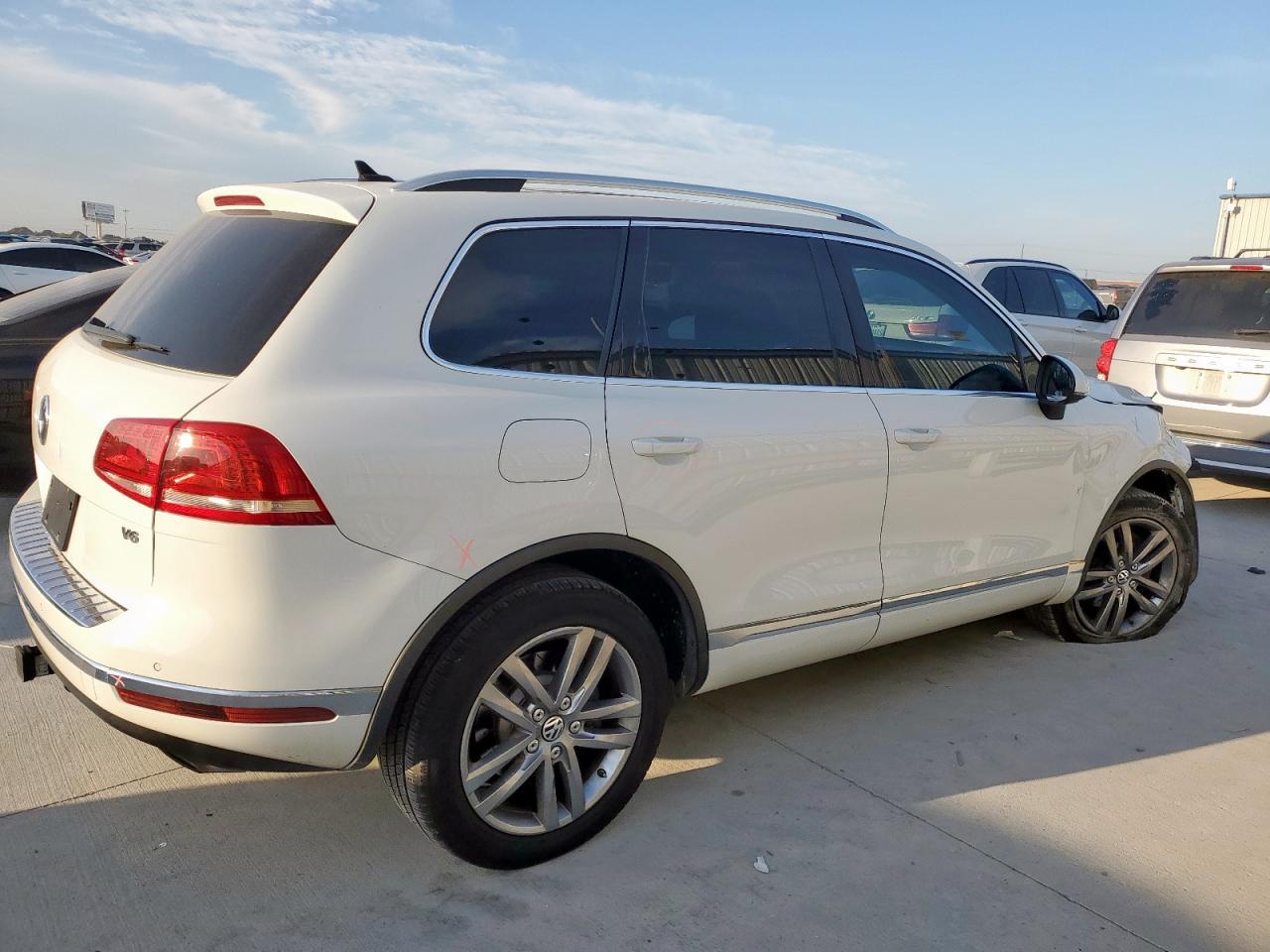2016 VOLKSWAGEN Touareg