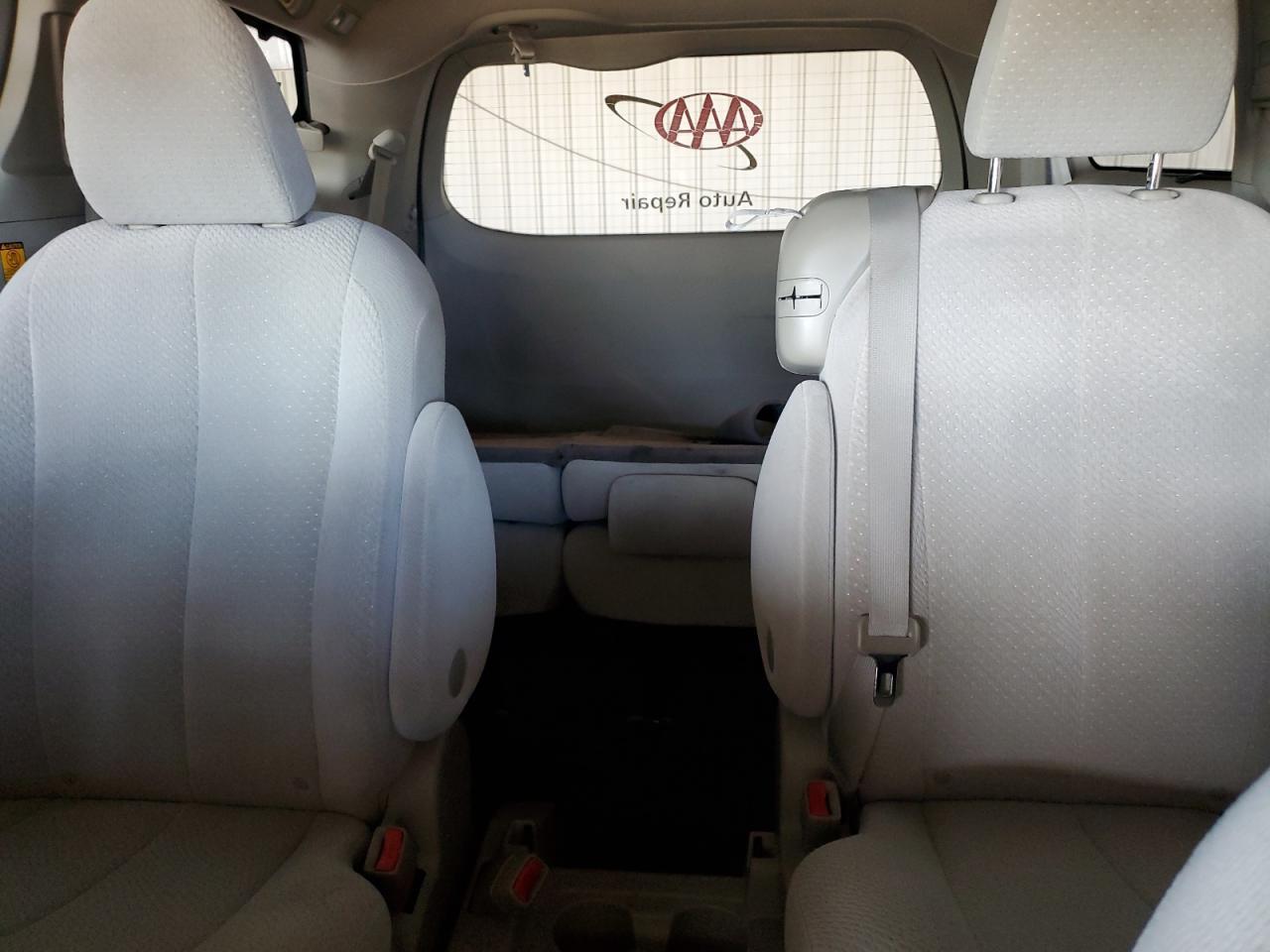 2011 TOYOTA SIENNA
