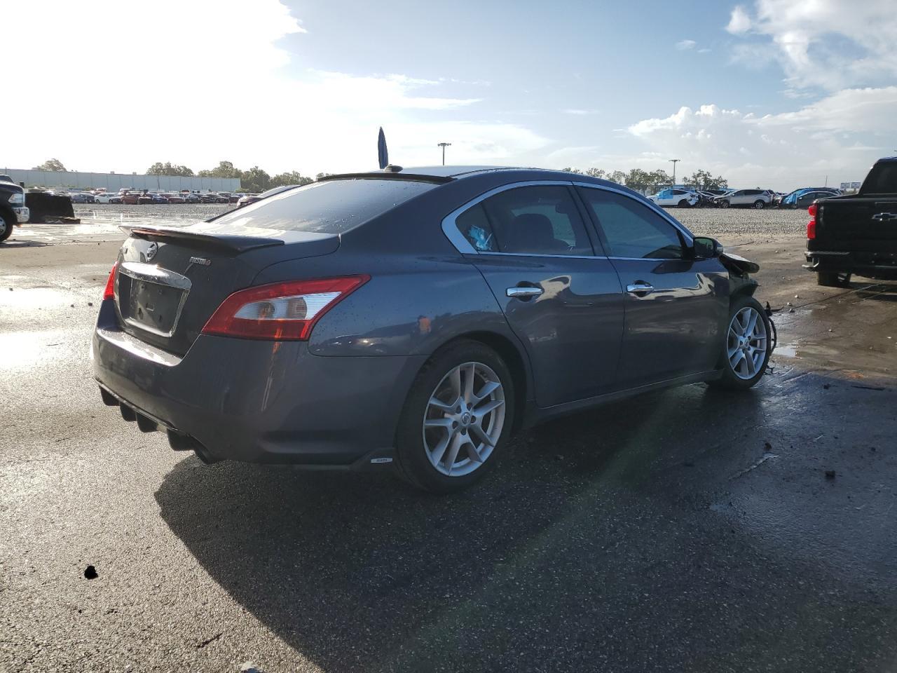 2010 NISSAN Maxima