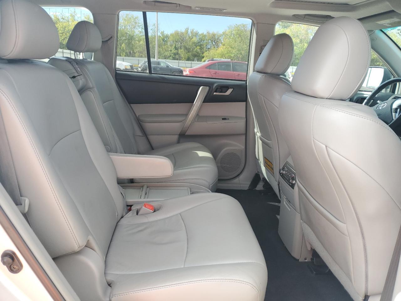 2011 TOYOTA HIGHLANDER